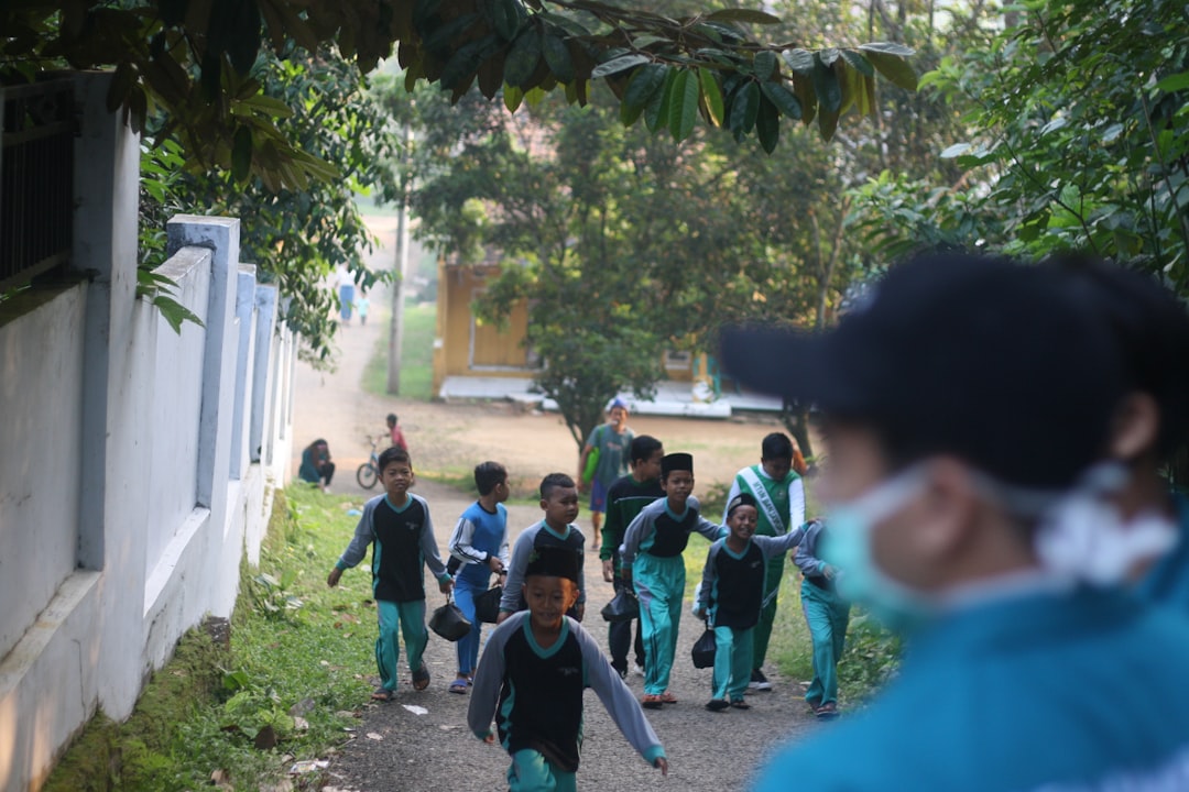 Niños trabajando con materiales Montessori en un ambiente preparado