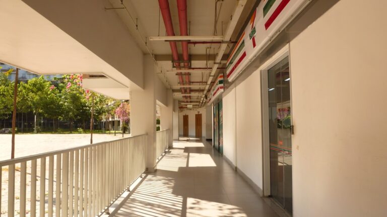 Ambiente Montessori con materiales naturales y luz natural en el aula