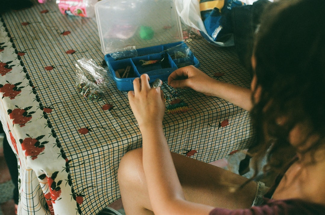 Colegio Montessori en La Línea de la Concepción precio - Niño explorando materiales sensoriales Montessori en un aula preparada