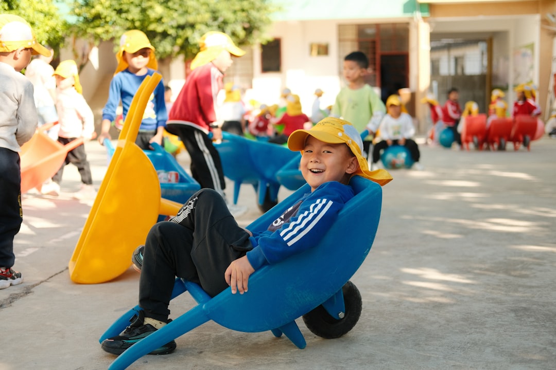 Colegio Montessori en La Línea de la Concepción precio - Niños de distintas nacionalidades jugando en un espacio al aire libre