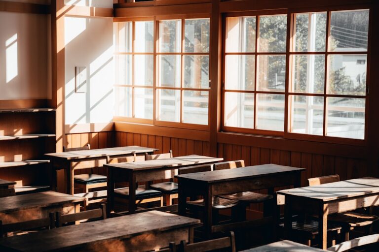 Aula luminosa con materiales Montessori en un colegio internacional