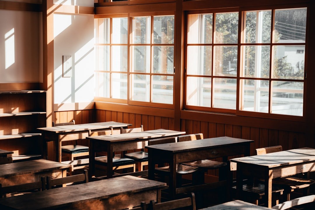 Aula luminosa con materiales Montessori en un colegio internacional
