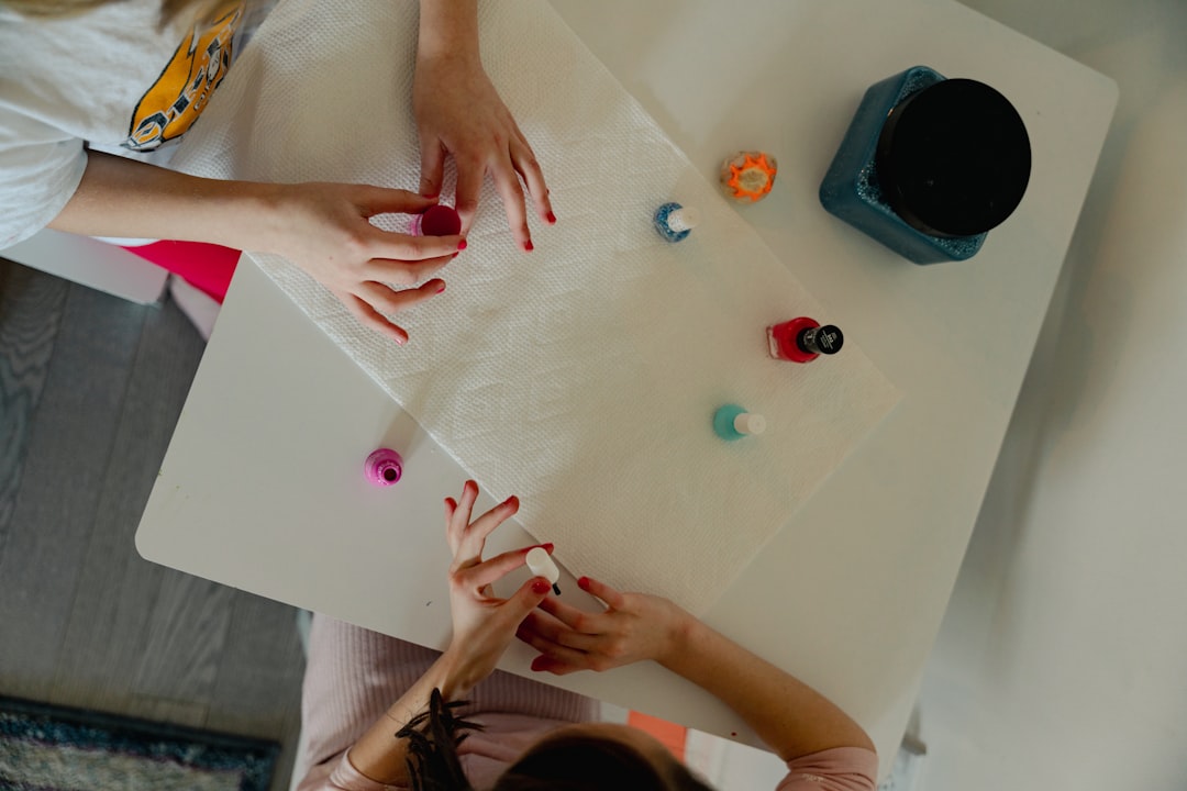 Colegio Montessori en Marbella precio - Niños trabajando con materiales Montessori de forma autónoma