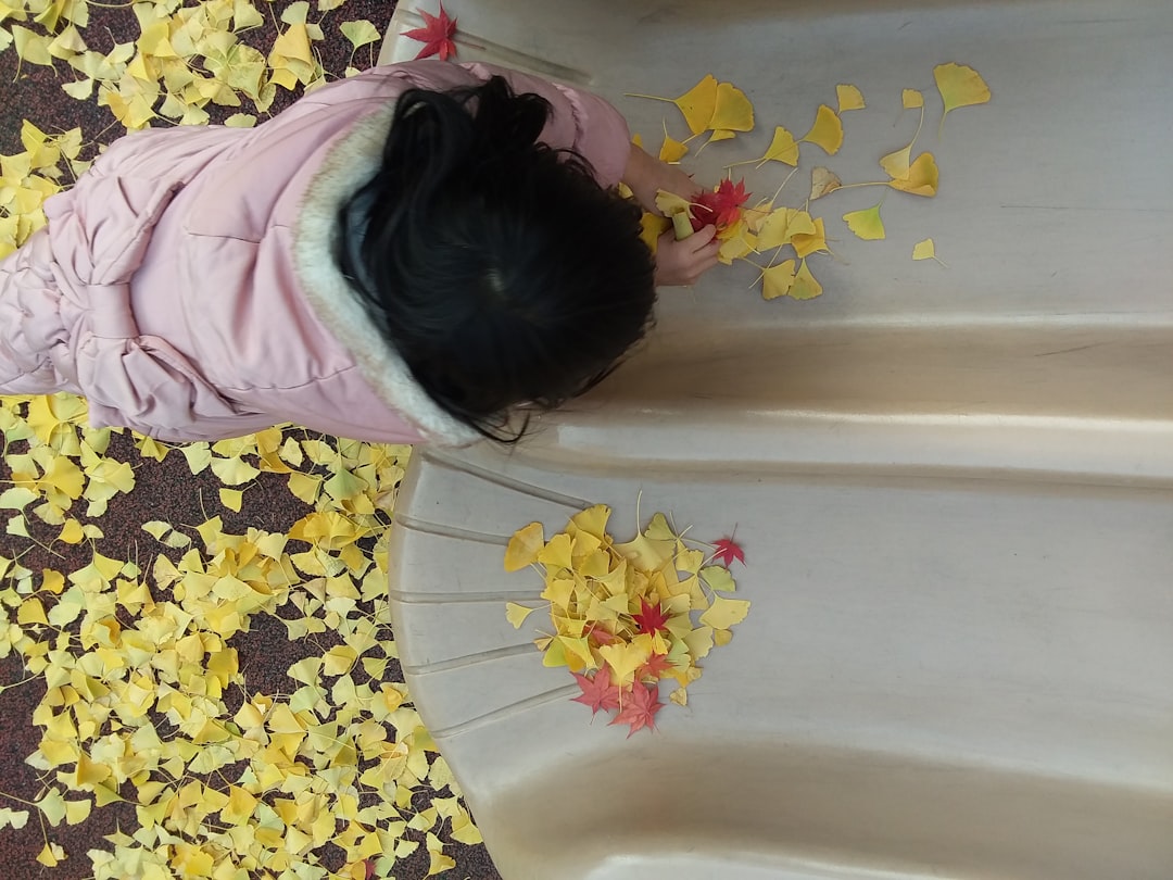 escuela Montessori en La Duquesa - Pequeños explorando materiales sensoriales en el Nido Montessori
