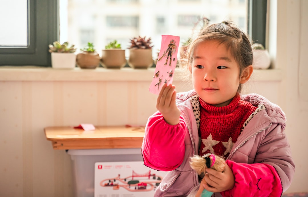 Mejor colegio Montessori en Duquesa - Un niño concentrado con un material Montessori sensorial