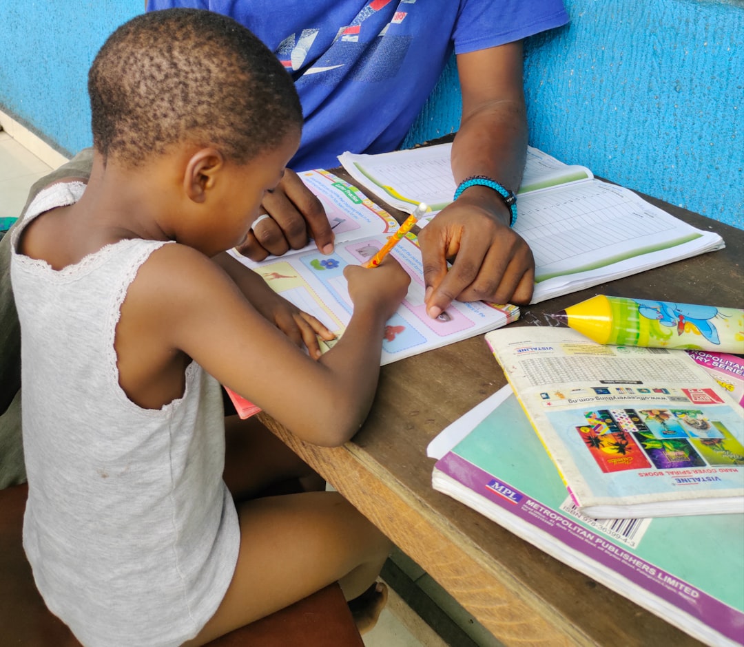 Colegio Montessori en Campo de Gibraltar - Niños de distintas edades trabajando juntos en un entorno bilingüe