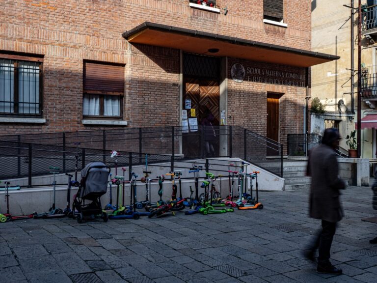 Aula Montessori con materiales de madera y estanterías al alcance del niño.