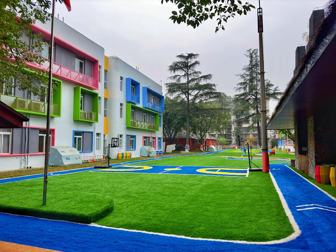 colegio Montessori cerca de Gibraltar - Zona exterior de un colegio internacional, ideal para el aprendizaje activo.