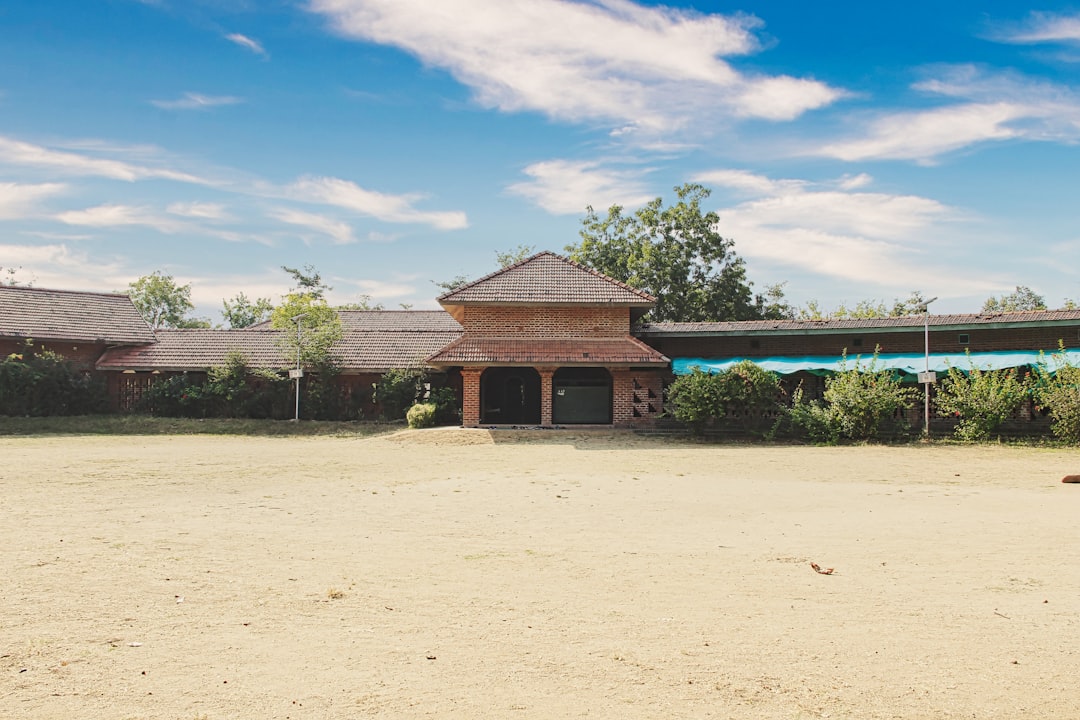 Escuela Montessori en Sotogrande - Materiales sensoriales diseñados para la exploración activa del niño.