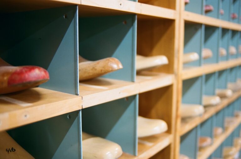 Materiales Montessori auténticos en un aula preparada para el aprendizaje autodirigido