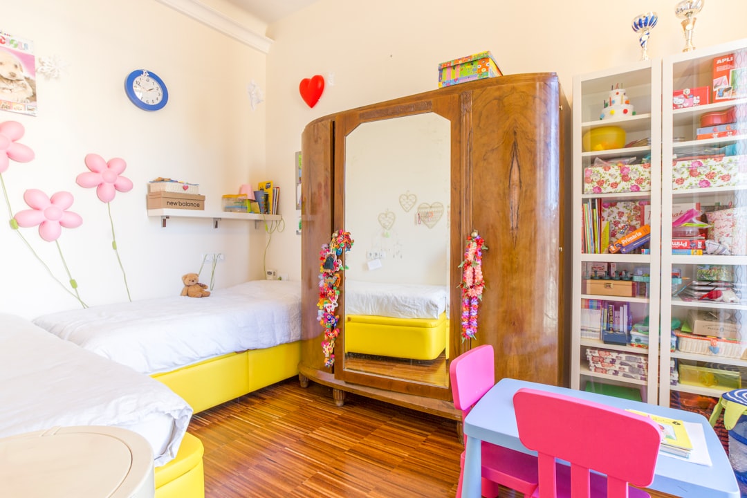 escuela internacional Montessori - Ambiente Montessori para niños pequeños con cama en el suelo y espejos