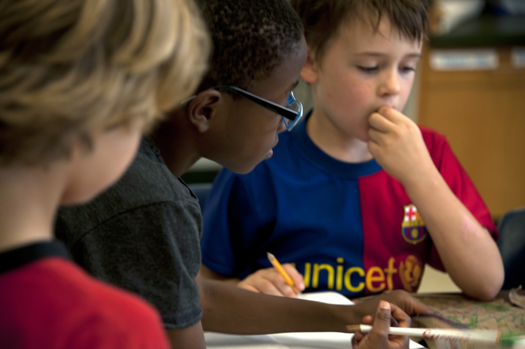 Escuela Montessori en San Roque precio - Niños aprendiendo en un entorno bilingüe