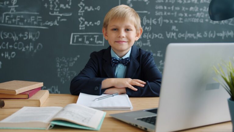 Niño trabajando con materiales Montessori en un aula luminosa