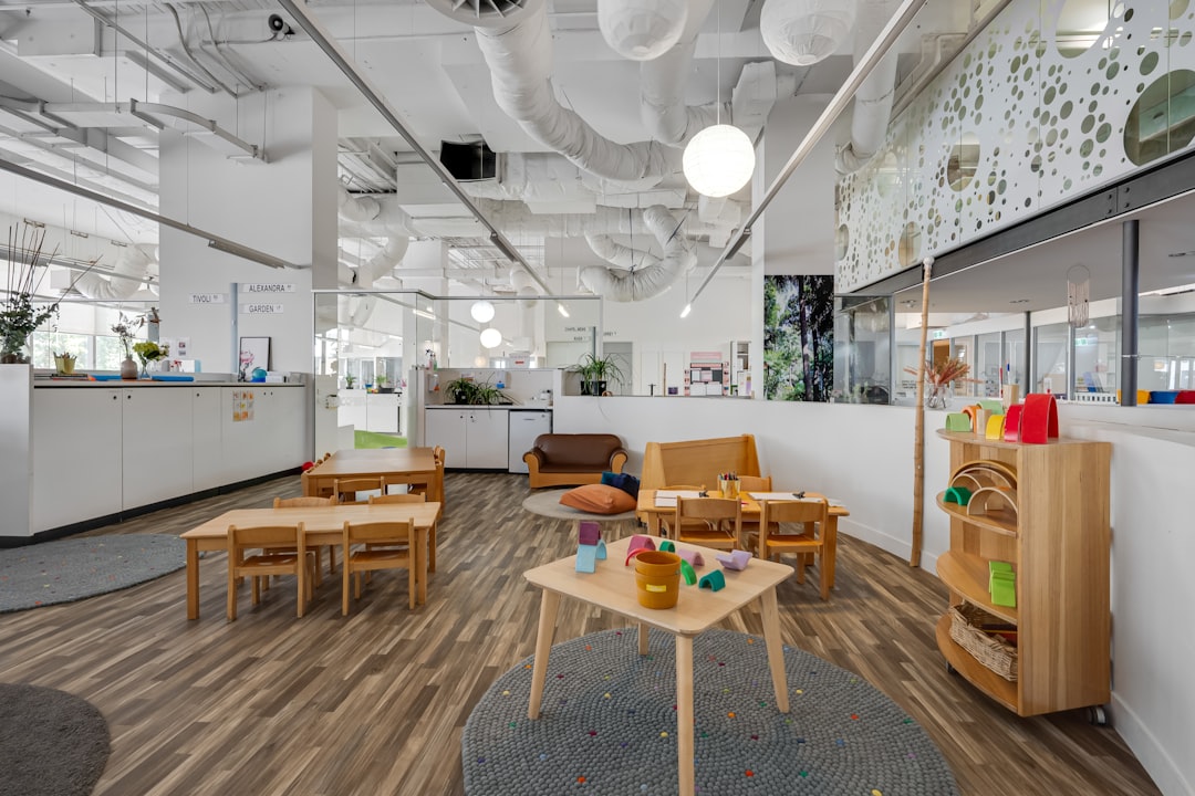 Escuela Montessori en Estepona precio - Aula Montessori con materiales de madera y luz natural