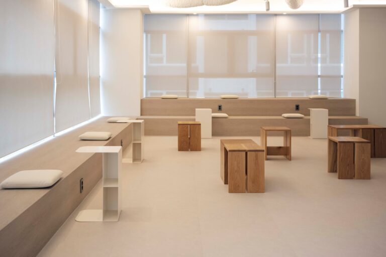Aula Montessori con materiales de madera y luz natural