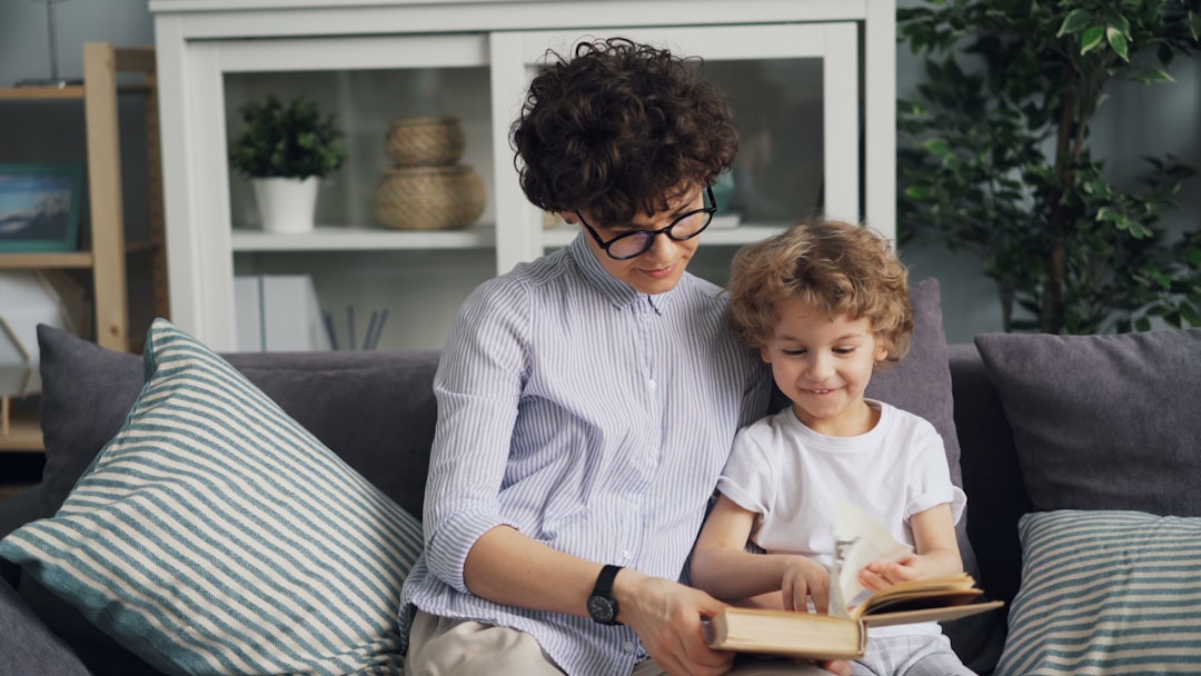 Escuela Montessori en Manilva precio - Guía Montessori acompañando a un niño en su trabajo individual.