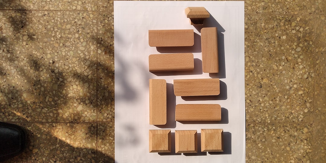 Escuela Montessori en Sabinillas - Materiales Montessori auténticos para el aprendizaje sensorial