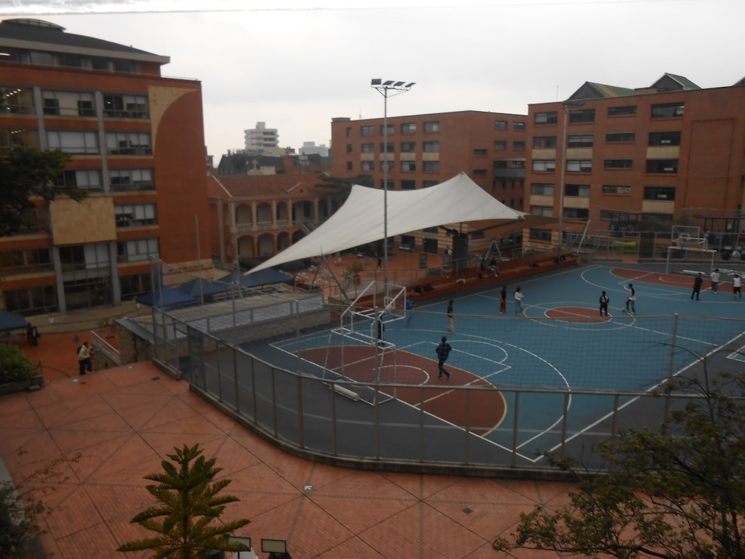 colegio Montessori en la zona - Zona al aire libre de un colegio con entorno seguro y luminoso