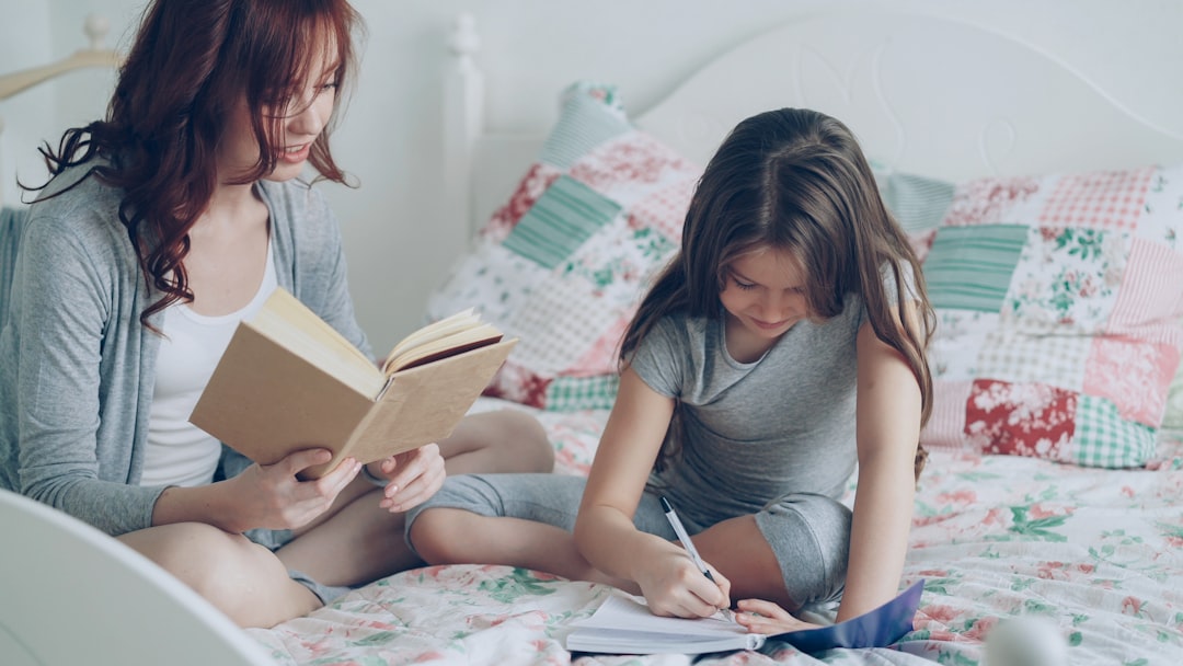 Mejor escuela Montessori en Sabinillas - Familia de Manilva en su rutina matutina hacia el colegio en Sotogrande