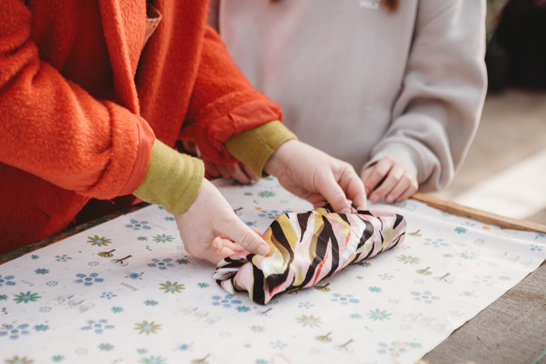 colegio Montessori en Sabinillas - Guía Montessori acompañando a un niño en su aprendizaje