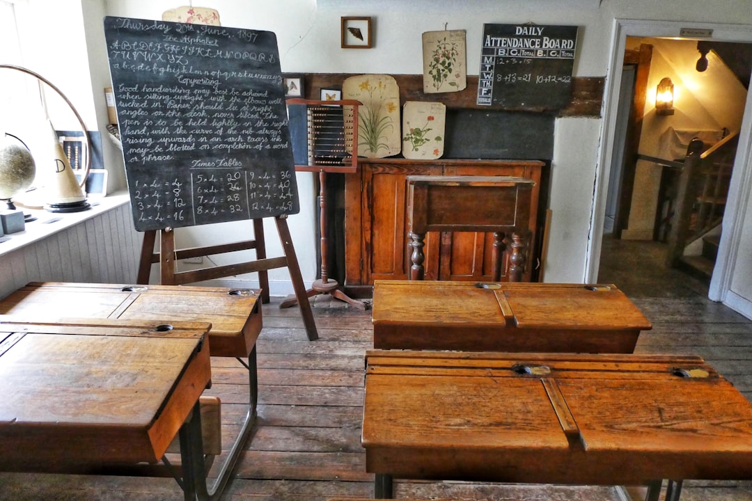 Aula Montessori con materiales sensoriales y guía acompañando