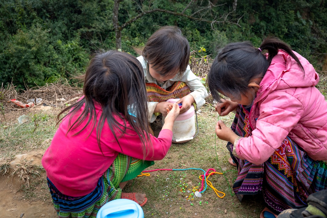 Escuela Montessori en Sabinillas precio - Niños en un entorno bilingüe al aire libre en colegio internacional