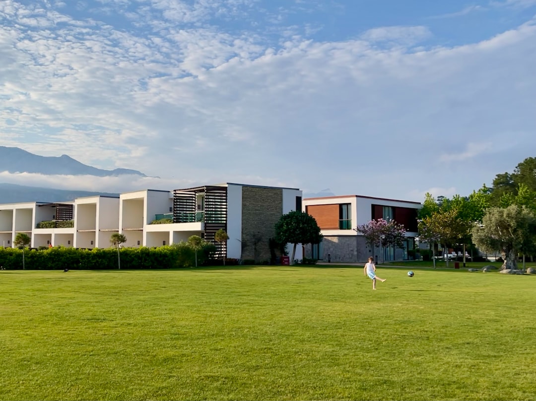 Escuela Montessori en Algeciras - Exploración sensorial con materiales Montessori en un ambiente preparado.
