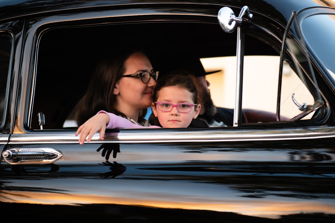 Mejor escuela Montessori en Algeciras - Familia en el coche de camino al colegio por la mañana