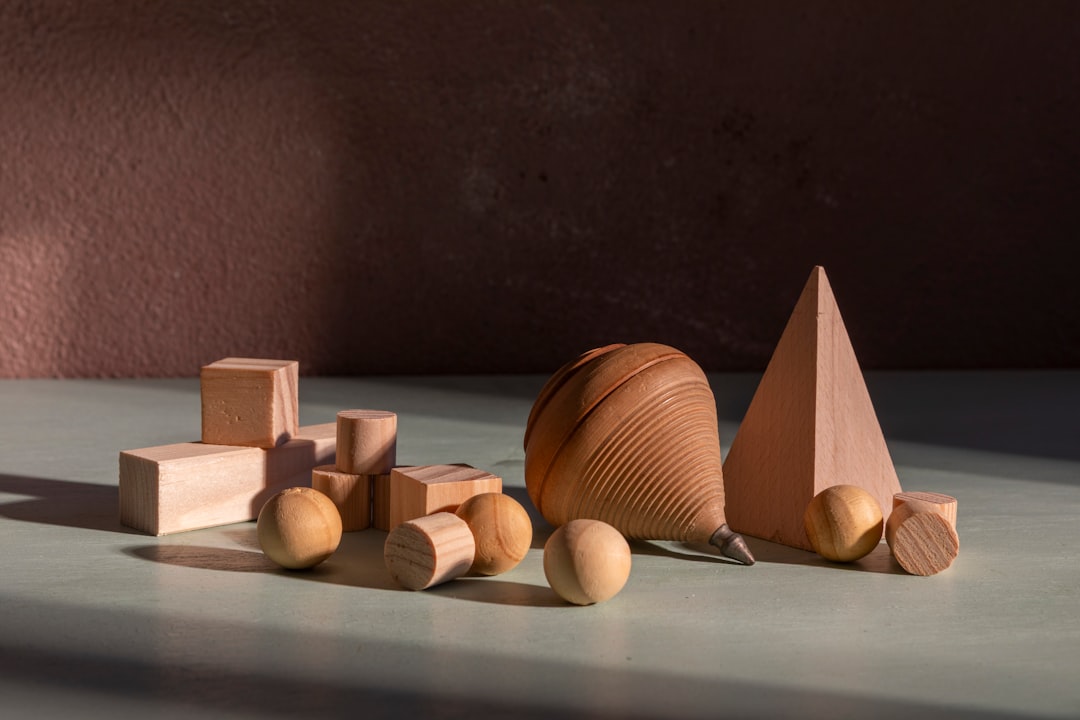 colegio Montessori en Algeciras - Materiales sensoriales Montessori originales en estantería de madera