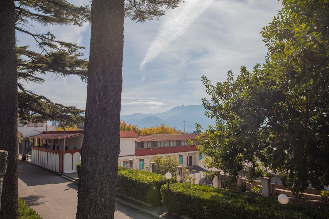 Escuela Montessori en Gibraltar - Vista aérea de Sotogrande, donde familias de Gibraltar encuentran educación Montessori de calidad