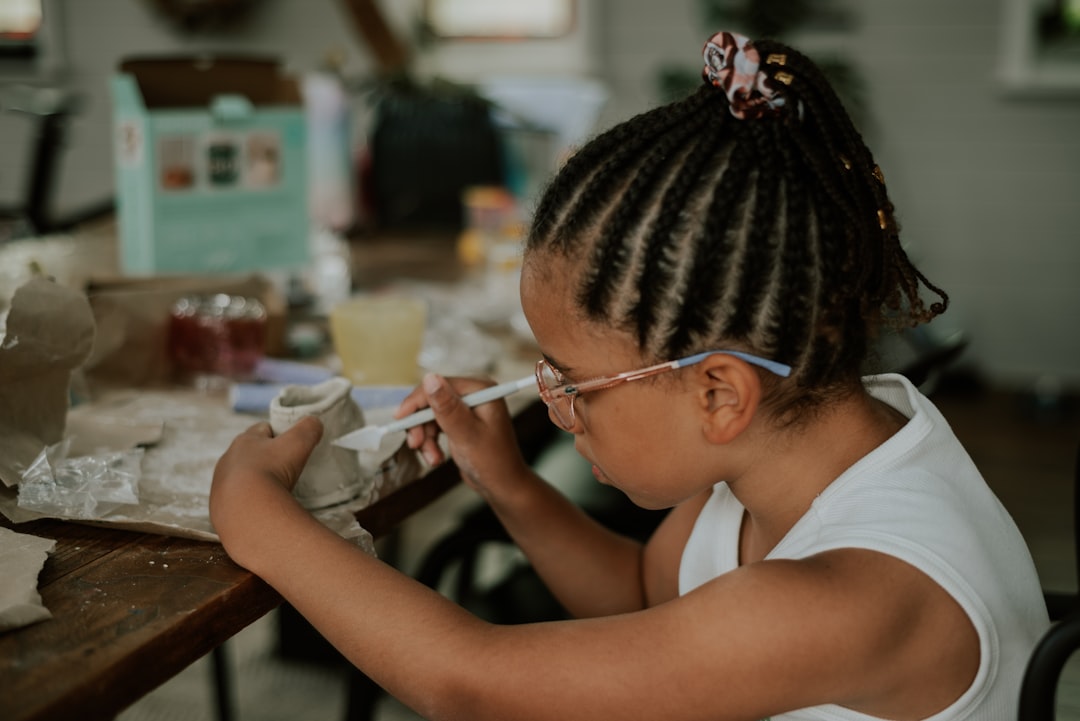 colegio Montessori en Gibraltar - Niño concentrado trabajando con materiales Montessori sensoriales