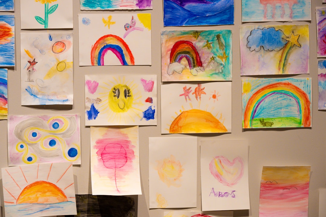 escuela Montessori cerca de Gibraltar - Niños desarrollando su creatividad en un ambiente Montessori