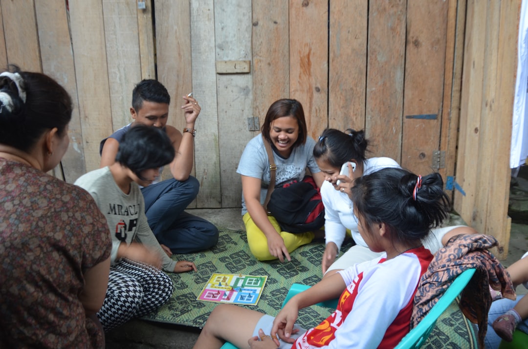 centro Montessori en Manilva - Guía Montessori acompañando a un niño en una lección individual