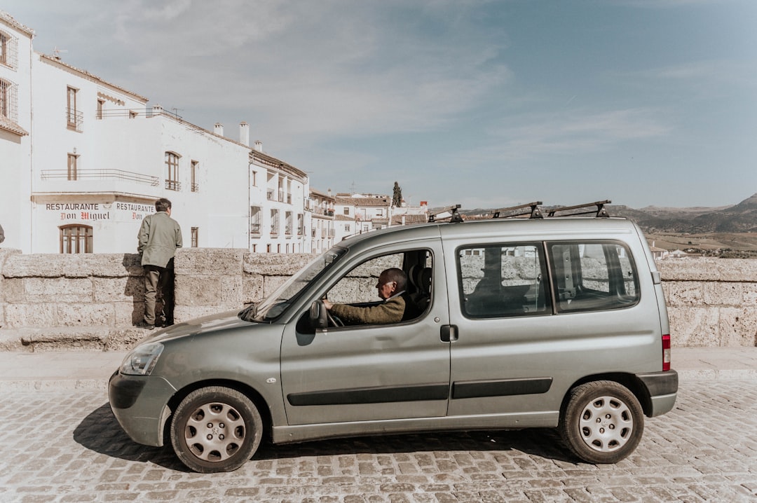 escuela Montessori cerca de La Duquesa - Familia en el coche camino al colegio en la Costa del Sol