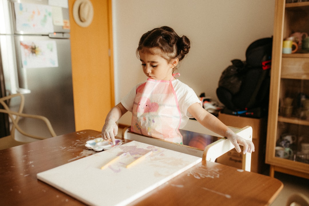 Escuela Montessori en Duquesa precio - Actividad de vida práctica en un aula Montessori certificada AMI
