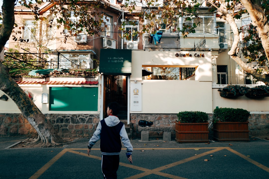 Escuela Montessori en Campo de Gibraltar precio - Niños trabajando con autonomía en un aula Montessori