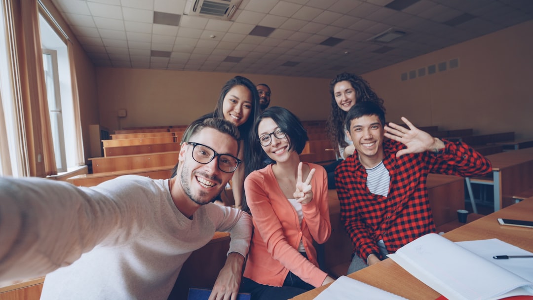 colegio Montessori en la zona - Familia visitando el campus escolar antes de decidir