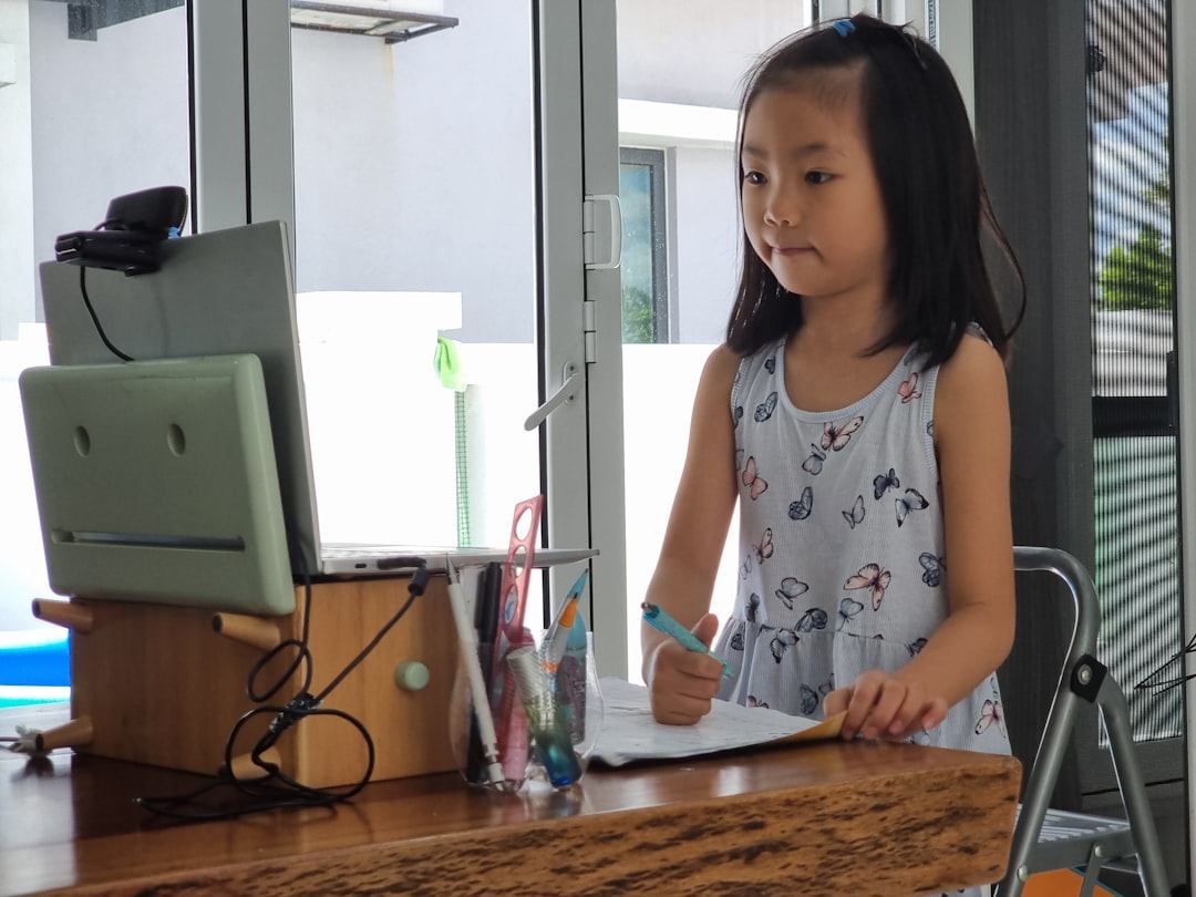 mejor escuela infantil Montessori en San Roque - Guía Montessori observando el trabajo independiente de un niño
