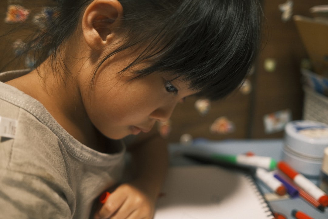 Guardería Montessori en Estepona precio - Espacio exterior de un colegio Montessori donde los niños exploran libremente