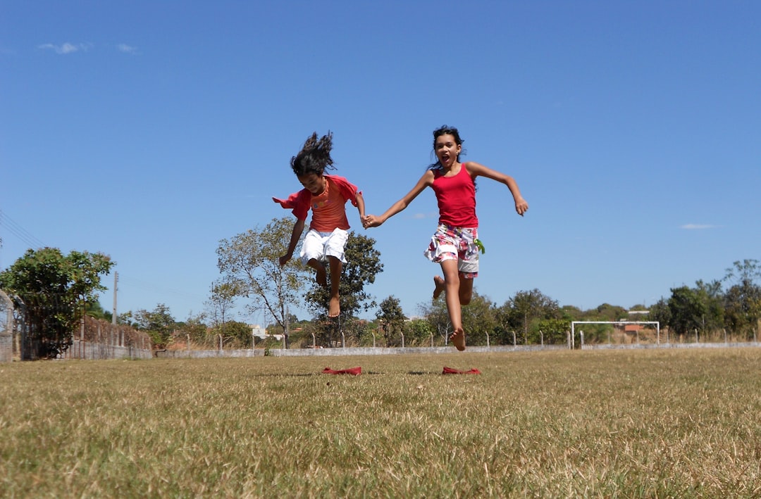 Mejor guardería Montessori en Manilva - Niños jugando al aire libre en un colegio bilingüe