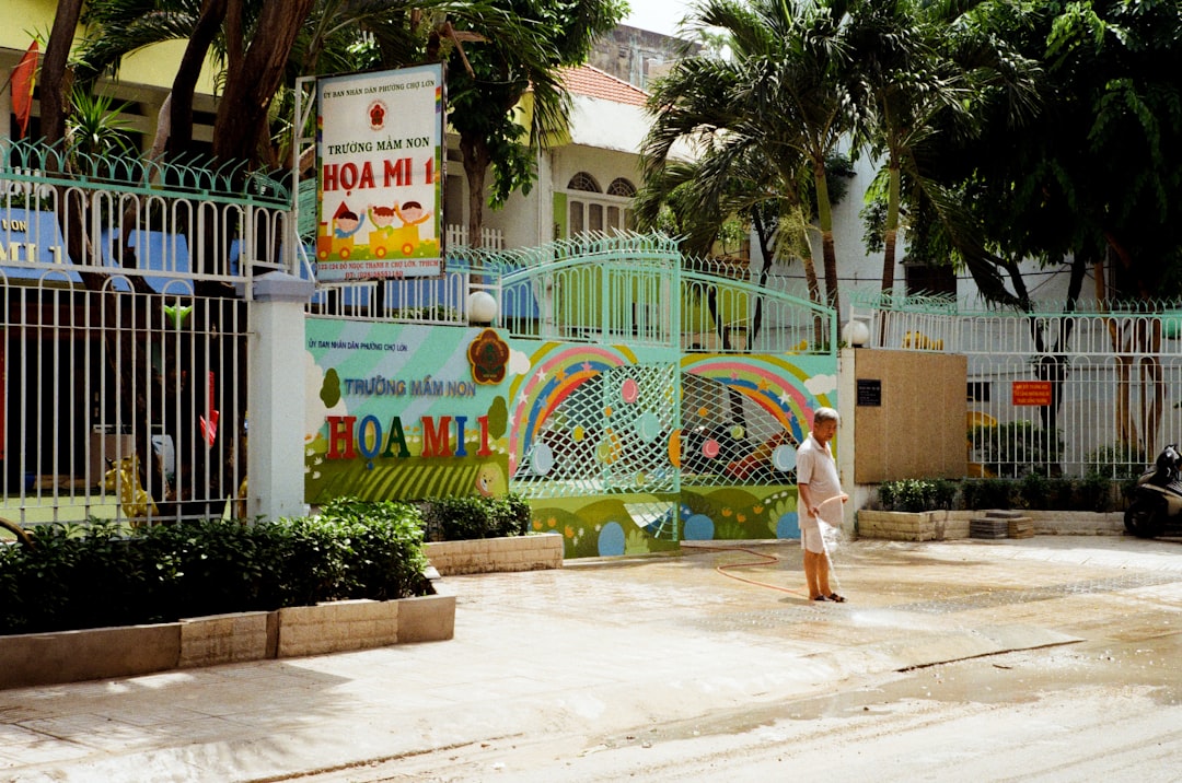 centro infantil Montessori en Manilva - Madre e hijo visitando un centro infantil por primera vez
