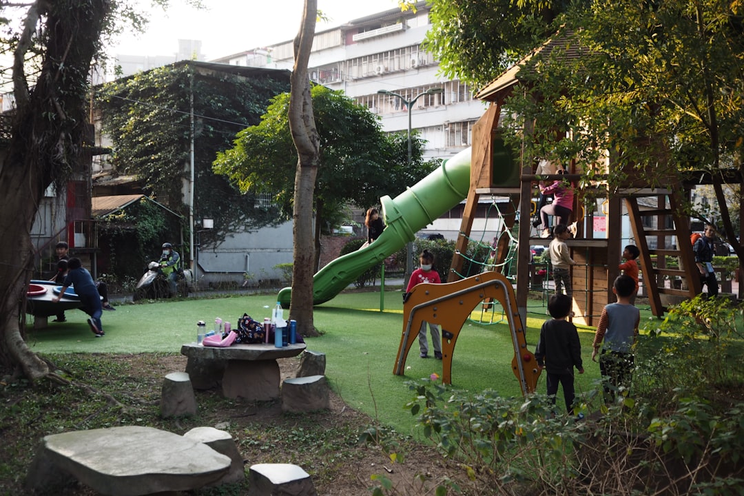 Ambiente Montessori para niños de 0 a 3 años con materiales naturales