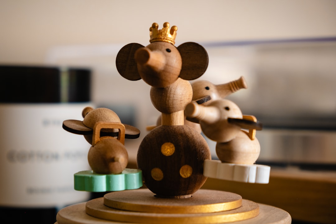 Guardería Montessori en Sabinillas - Materiales sensoriales de madera para el primer año de vida