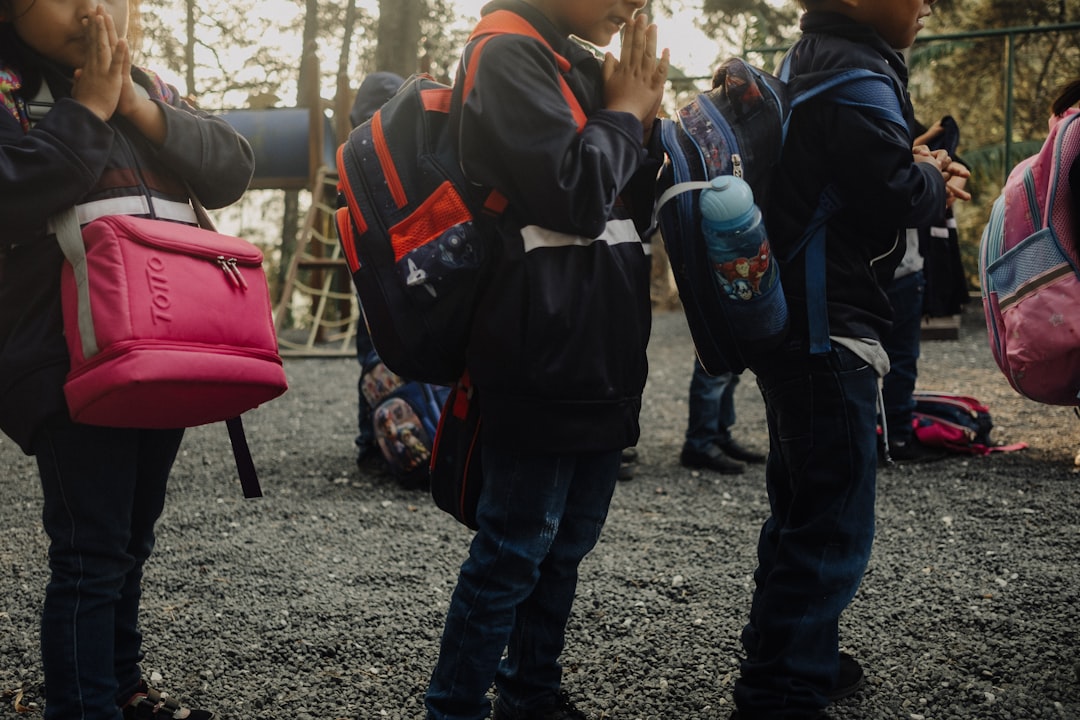 Mejor guardería Montessori en Sabinillas - Niños de diferentes nacionalidades jugando juntos en el patio de un colegio bilingüe.