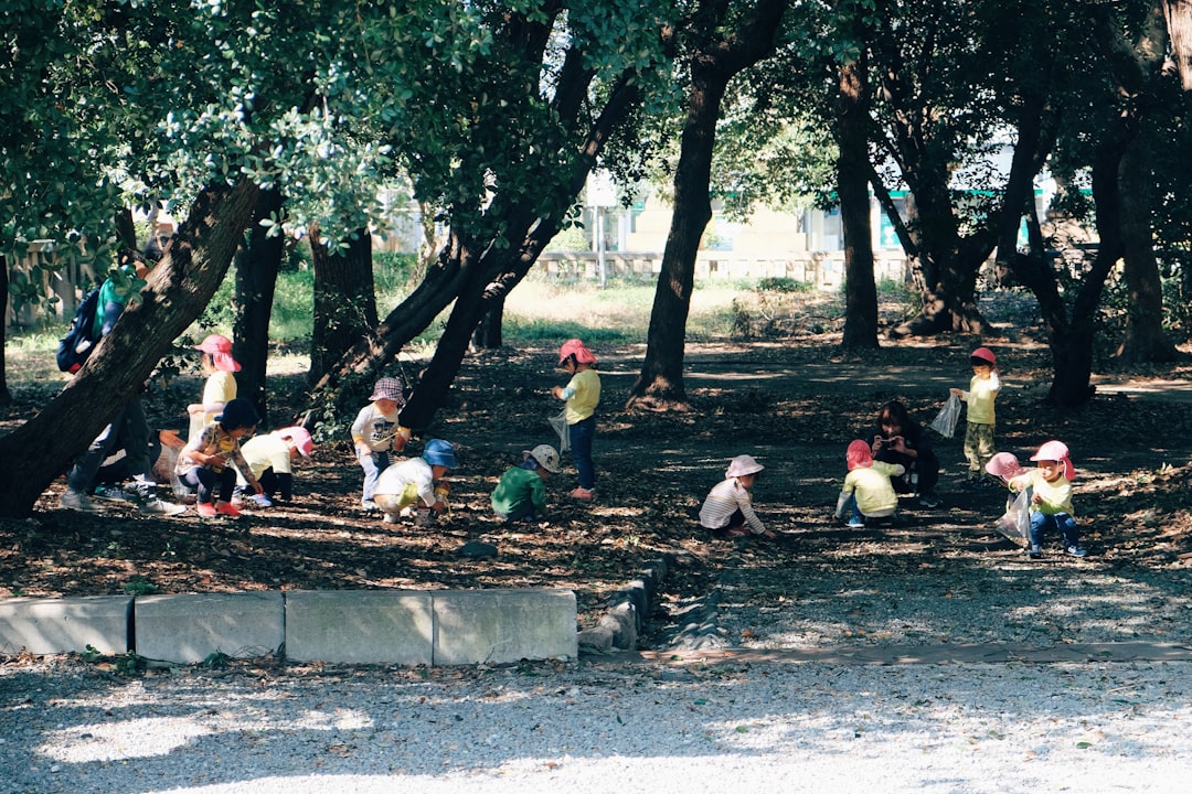 escuela infantil Montessori Manilva - Padres e hijos paseando por Sotogrande de camino al colegio.