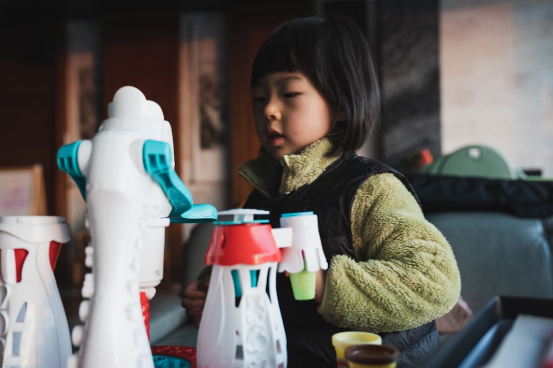 Guardería Montessori en Casares - Niño explorando materiales sensoriales Montessori en un ambiente preparado