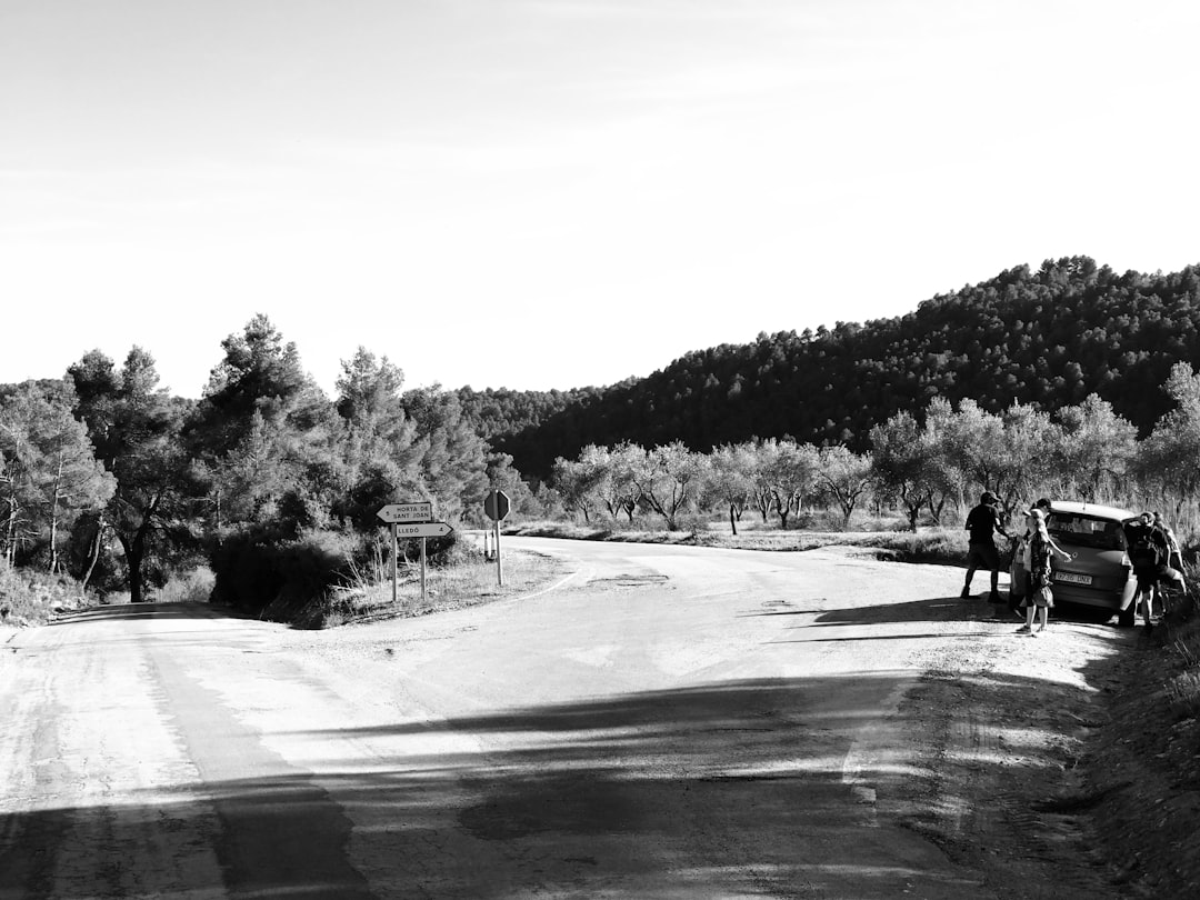 Guardería Montessori en Casares - Familia en el coche, camino al colegio por la autovía de la Costa del Sol