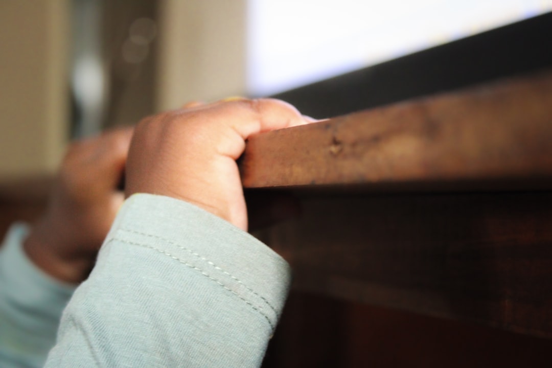 Guardería Montessori en Casares precio - Niño explorando materiales Montessori de madera en el aula