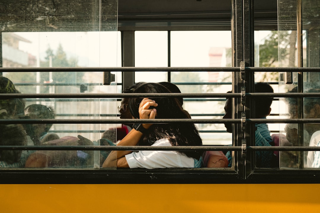 centro Montessori en Algeciras - Madre e hijo en el coche camino al colegio por la mañana