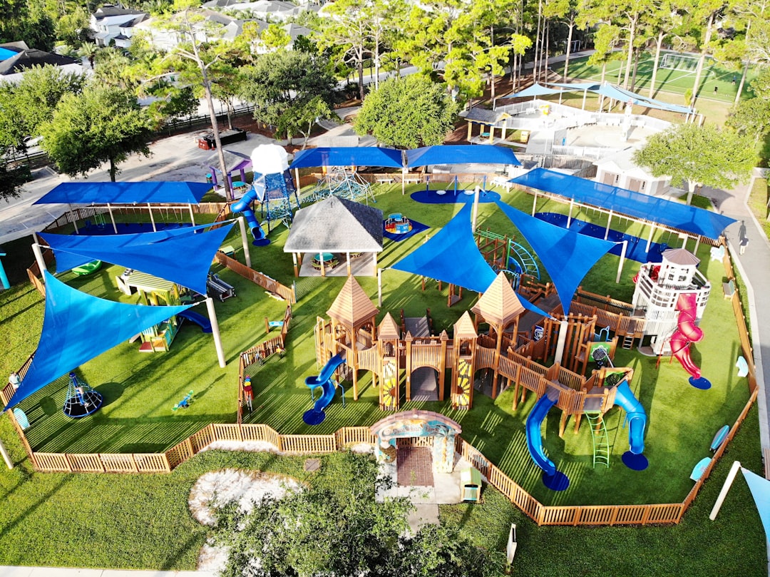 Guardería Montessori en Algeciras precio - Espacio exterior de una guardería bilingüe con áreas de juego natural